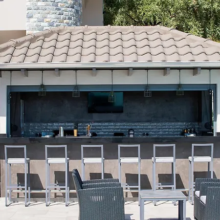 Semiramis Luxury アパートホテル 3*